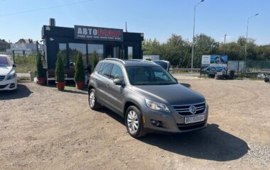 2011  VOLKSWAGEN Tiguan